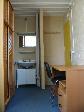 Cliquer ici pour agrandir la photo de la chambre 205 - la garde-robe + bureau + évier