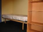 Cliquer ici pour agrandir la photo de la chambre 410 - lit + étagère