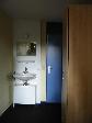 Cliquer ici pour agrandir la photo de la chambre 102 - évier + garde-robe