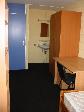 Cliquer ici pour agrandir la photo de la chambre 404 - La garde-robe + le lavabo