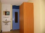 Cliquer ici pour agrandir la photo de la chambre 103 - évier + porte + garde-robe