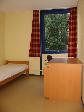 Cliquer ici pour agrandir la photo de la chambre 103 - lit + fenêtre + bureau