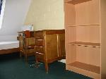 Cliquer ici pour agrandir la photo de la chambre 305 - lit + bureau + étagère